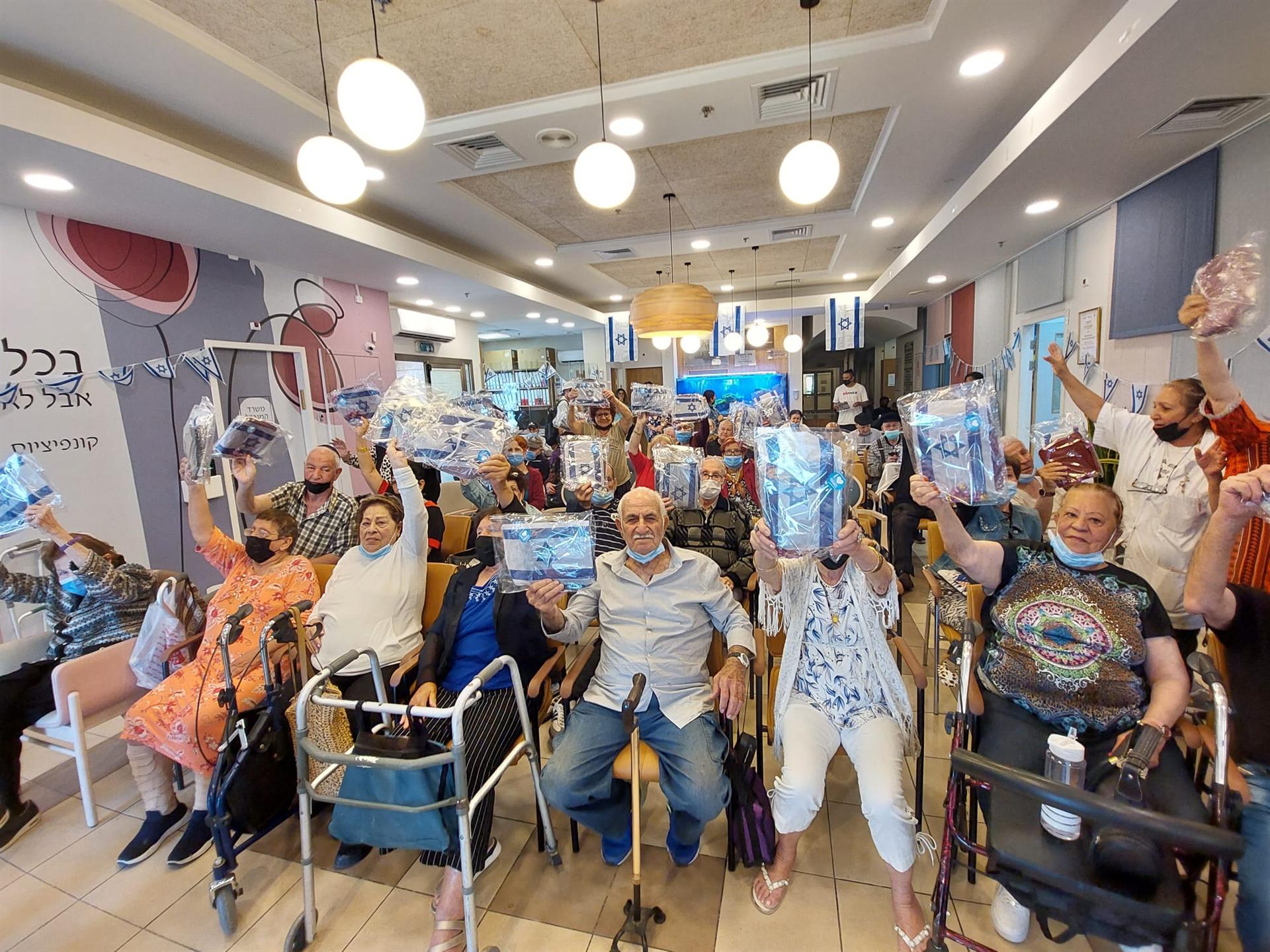 ביזקואים מתגייסים לתרומת ערכות חג העצמאות לקשישים - בשיתוף עמותת סחלב לאזרח וותיק